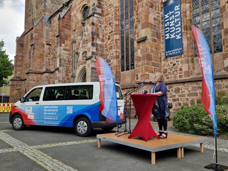 Gedenken an Dr. Walter Lübcke am 2. Juni in Kassel. Rednerin war Dorothea Marx, Landtagsabgeordnete aus Thüringen. Die ehemalige Vizepräsidentin des Thüringer Landtags sowie Vorsitzende der Thüringer Untersuchungsausschüsse rief zu Entschlossenheit und Mut im Einsatz für die Demokratie auf.