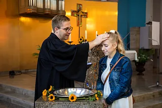 Pfarrer Ralf Haunert tauft eine junge Frau, Tauffest "Segen spüren. Taufe erleben." in der Friedenskirche Kassel am 28. September 2024, Kassel / Hessen / Deutschland