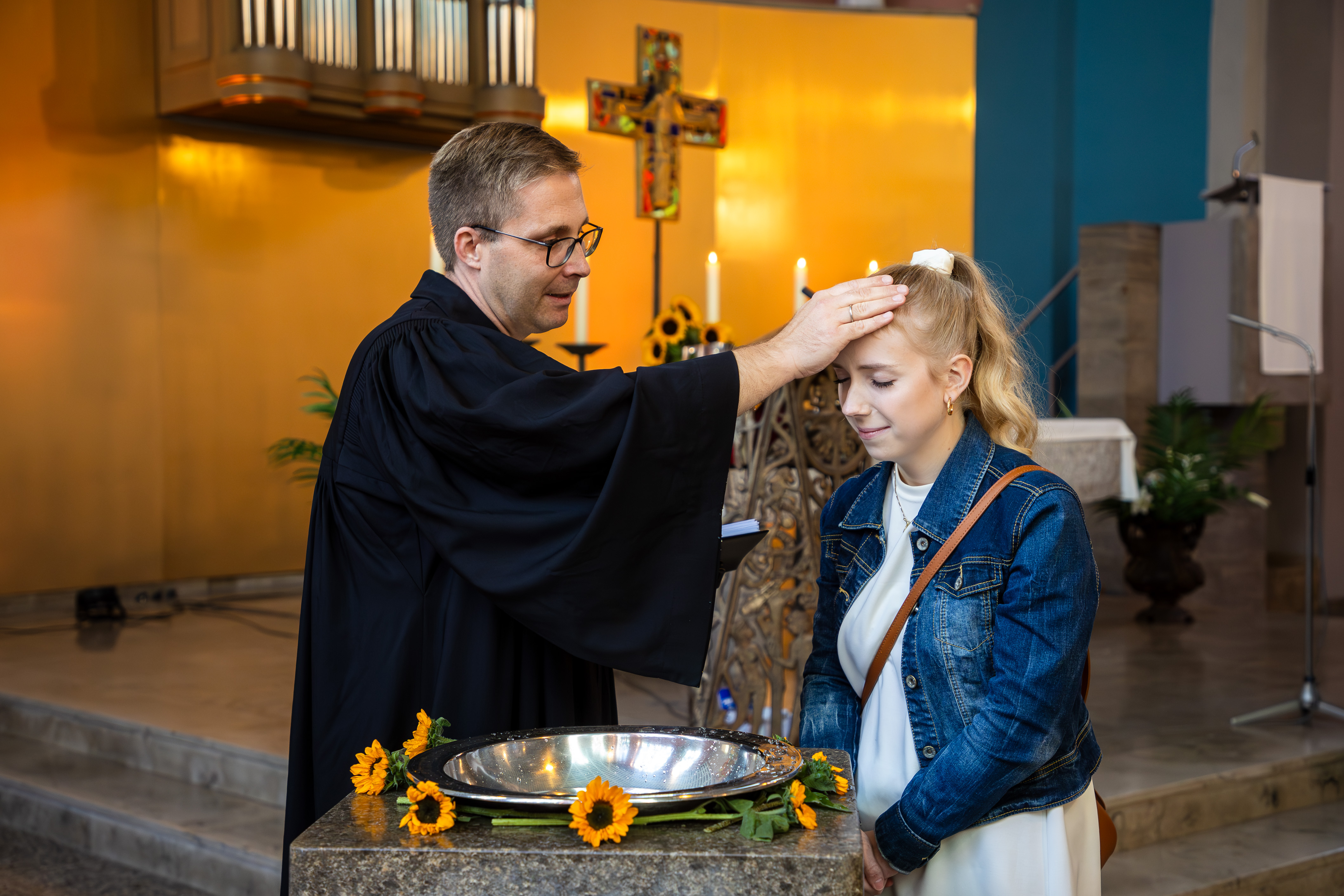 Pfarrer Ralf Haunert tauft eine junge Frau, Tauffest "Segen spüren. Taufe erleben." in der Friedenskirche Kassel am 28. September 2024, Kassel / Hessen / Deutschland