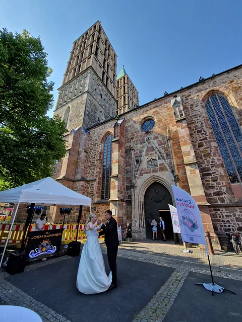 Bei der Aktion "einfach heiraten" in Kassel wurde auf dem Martinsplatz getanzt.