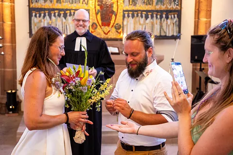 Bei der Aktion "einfach heiraten" in Kassel wurden Nicole und Konstantin Mäding von Pfarrer Joachim Baier getraut. auf dem Martinsplatz getanzt.