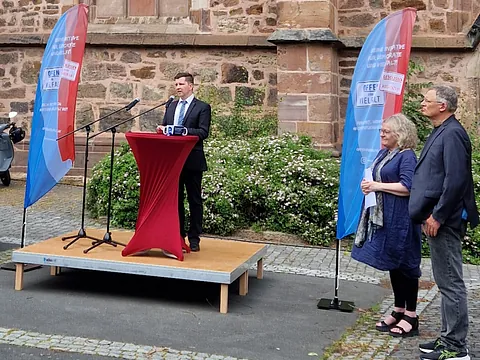 Gedenken an Dr. Walter Lübcke am 2. Juni in Kassel . Stadtdekan Dr. Michael Glöckner begrüßt die an der Gedenkveranstaltung Teilnehmenden.t 