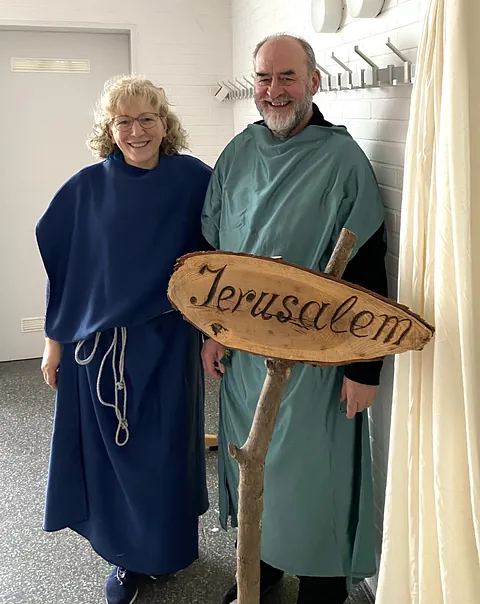 Maria Rosa Feustel und Volker Klebaum führen u.a. durch den Ostergarten in Wolfsanger.: Passion- und Ostergeschichte mit allen Sinnen erleben.