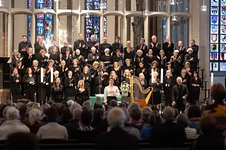 Die Kantorei St. Martin unter Leitung von KMD Eckhard Manz - Chormusik a cappella und Musik für Harfe: Mit einem Konzert der Kantorei St.Martin unter KMD Eckhard Manz, der Sopranistin Anna Nesyba und Carolin Klute an der Harfe fand am 16.10.2023 in der Martinskirche ein Konzert unter dem Titel "Musik zwischen Himmel und Erde" statt.