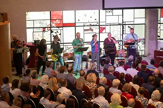 Die Band Kassel Hope in der CROSS jugendkulturkirche kassel spielte im Gottesdienst zur Verabschiedung von Dekanin Barbara Heinrich im Jahr 2024