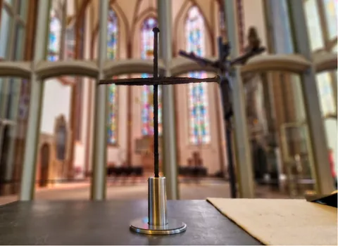 Das Nagelkreuz auf dem Altar der Martinskirche Kassel.