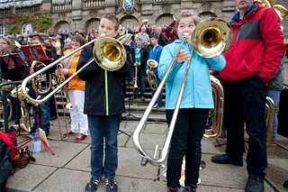 Junge Bläser beim Auftakt zum Landesposaunentag 2012 vor dem Rathaus in Kassel
