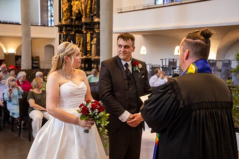 Daniela und Sascha Christ ließen sich bei der Aktion "einfach heiraten" von Pfarrer Sebastian Werner trauen.