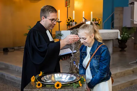 Pfarrer Ralf Haunert tauft Michelle Kodym, Tauffest "Segen spüren. Taufe erleben." in der Friedenskirche Kassel am 28. September 2024, Kassel 